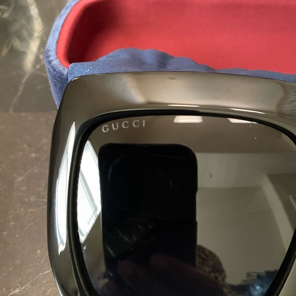 Women’s Authentic Gucci sunglasses - Picture 5 of 7